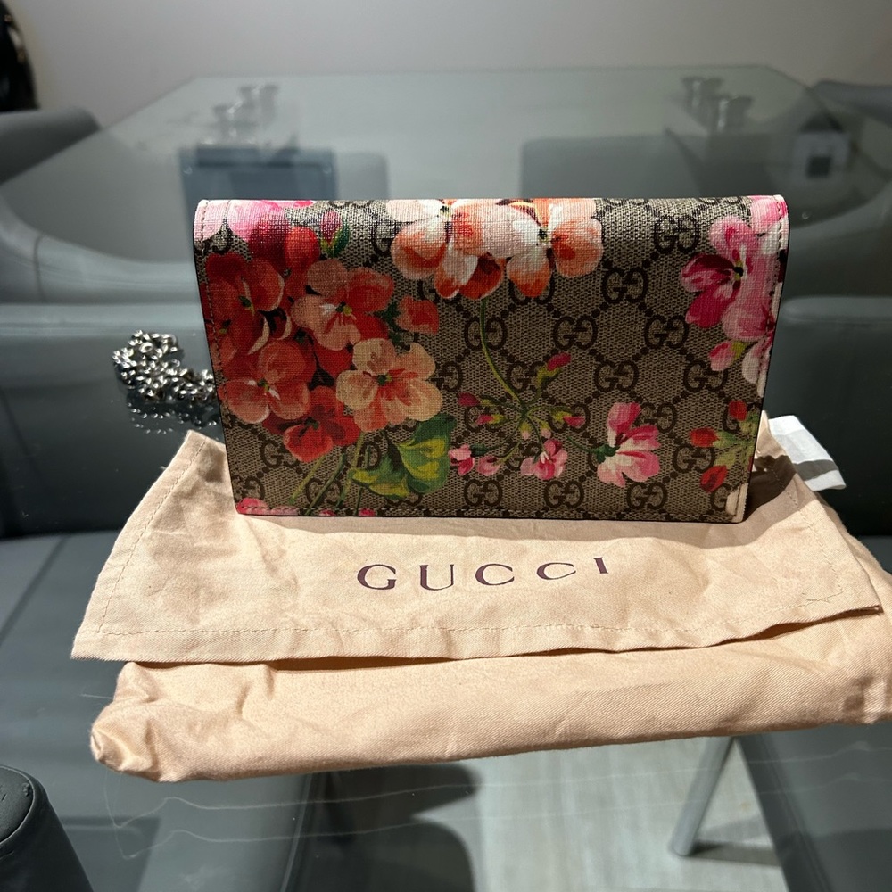 Authentic gucci Supreme Monogram Blooms chain wallet